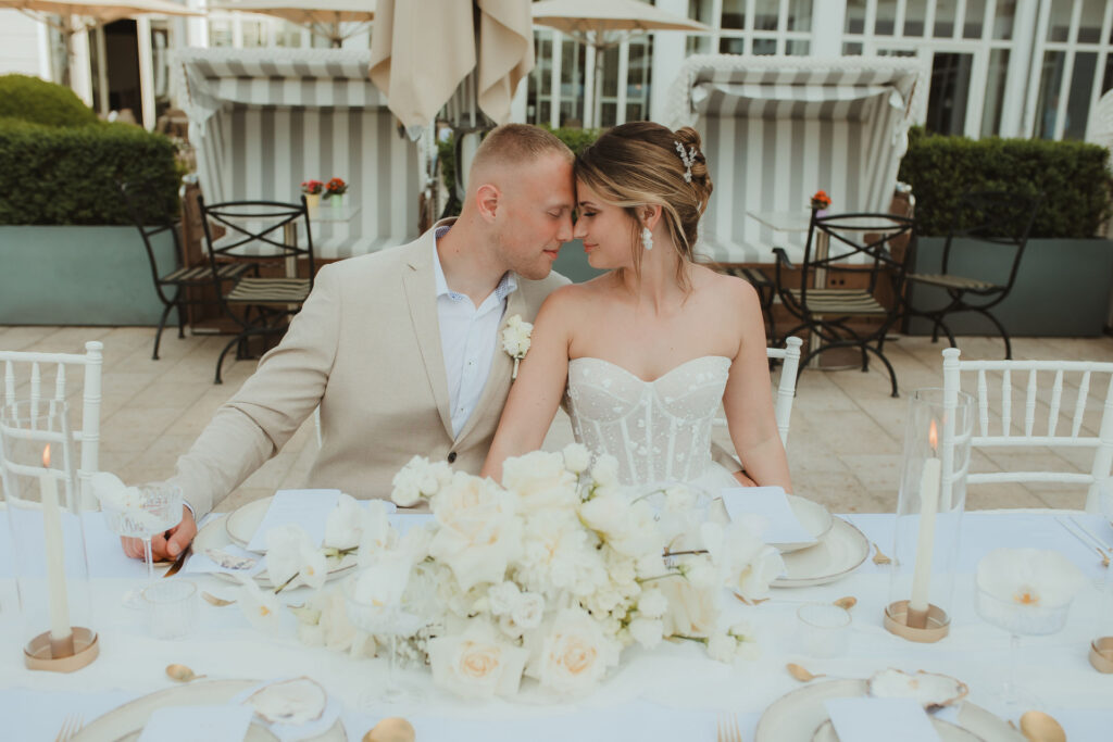 Brautpaar beim Hochzeitsdinner in der Hochzeitslocation auf der Insel Usedom