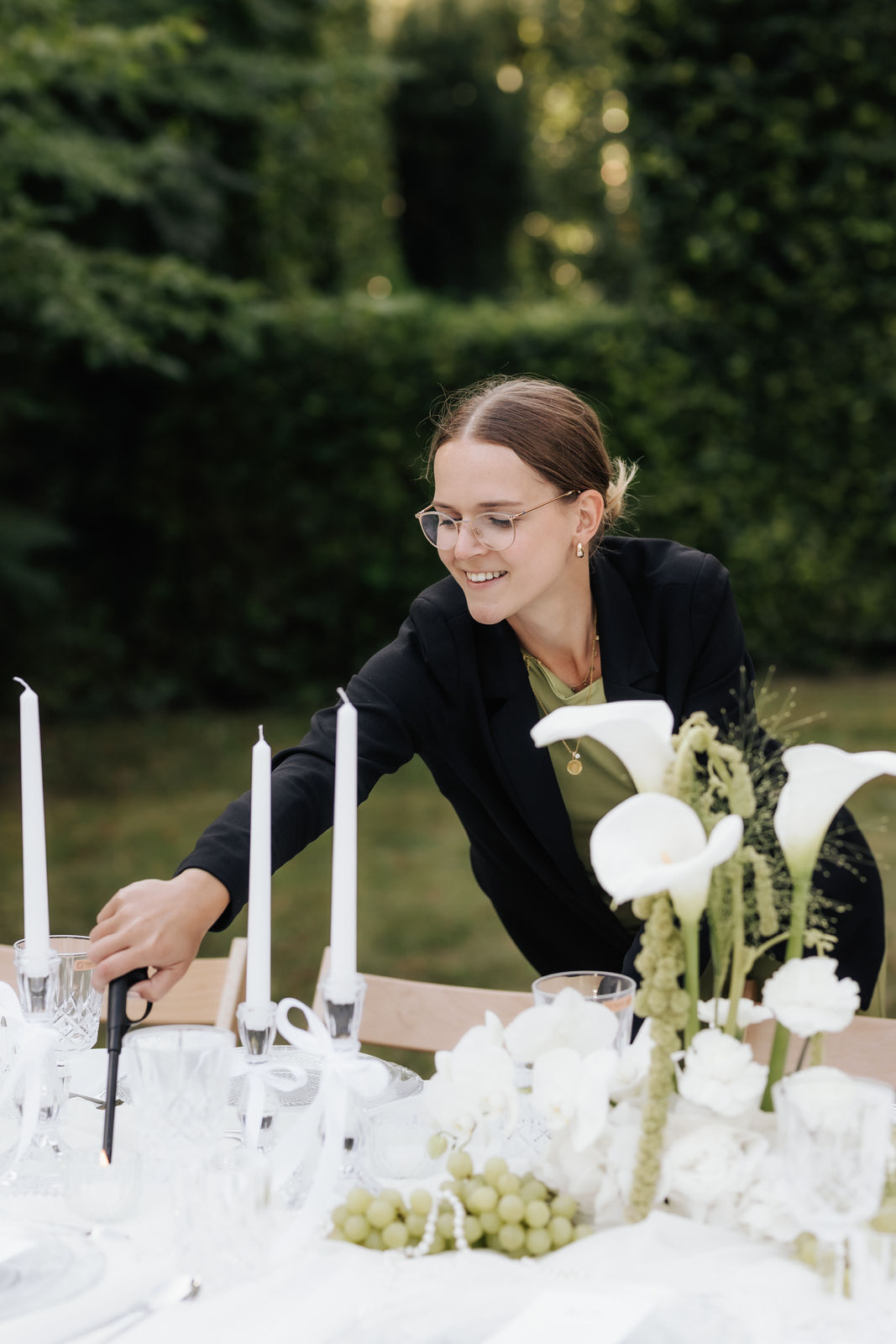 Hochzeitplanerin als Zeremonienmeisterin am Tag der Hochzeit beim dekorieren und letzten Feinschliff der Hochzeitsdekoration