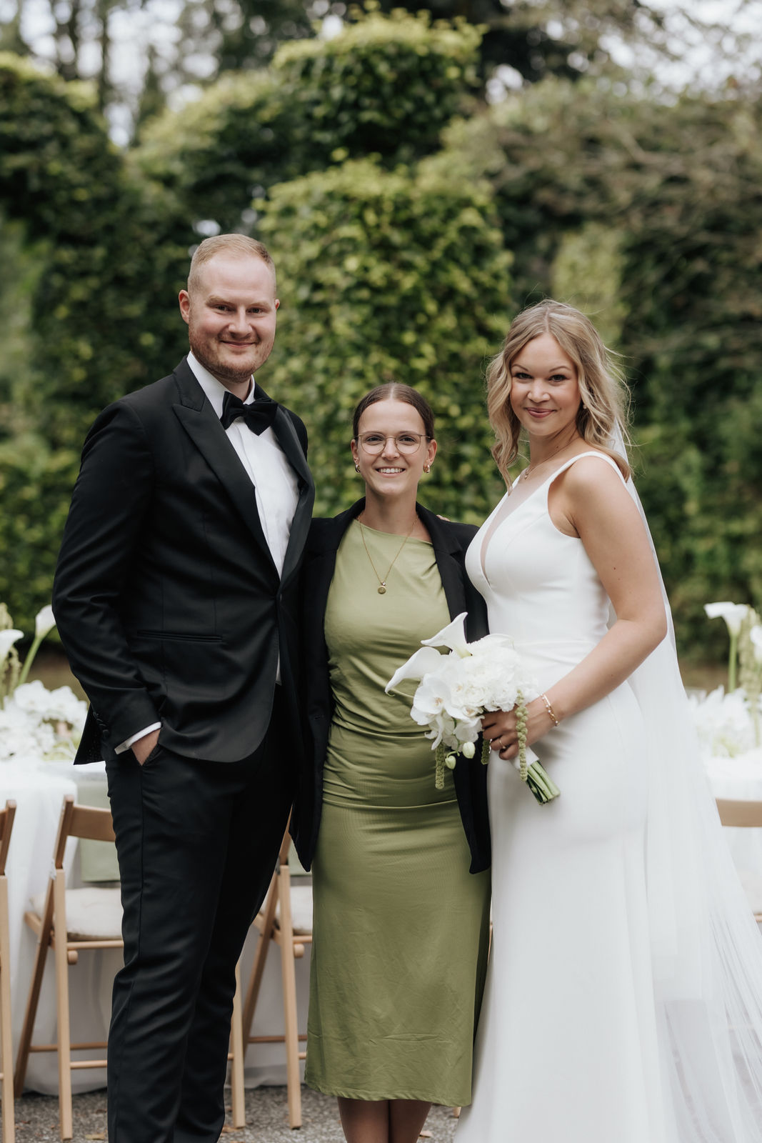 Hochzeitsplanerin mit glücklichem Brautpaar am Tag der Hochzeit in M-V