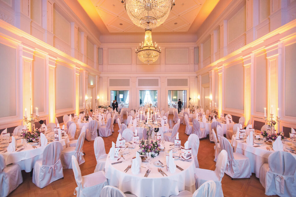 großer Ballsaal für eine exklusive Luxushochzeit an der Ostsee