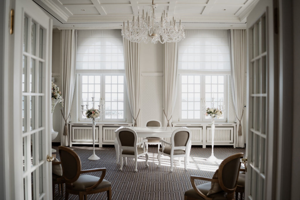 Standesamtliche oder freie Trauung im Salon Kurhaus Binz mit Meerblick in Norddeutschland