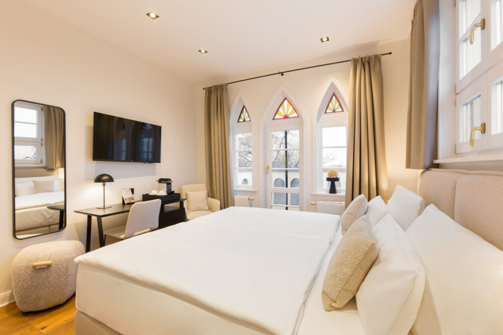 Übernachtungen für die Hochzeitsgäste mit Urlaubsfehttps://vanessas-hochzeitszauber.de/wp-content/uploads/2024/11/happy-authentic-candid-couple-in-love-indoor-at-luxury-hotel-date-in-wedding-apparel.jpgg an der Ostsee